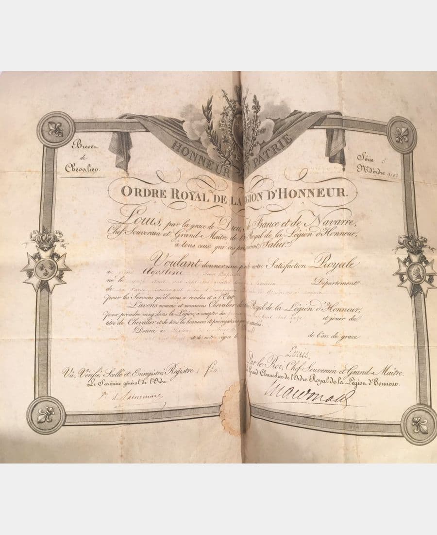 Deux diplômes : Légion d’honneur et Ordre Royal et Militaire de Saint Louis, deux documents délivrés à Jean-Baptiste Agostini, Lieutenant de la 1re Compagnie de la 17e Légion de Gendarmerie royale, né en 1784 en Haute-Corse.