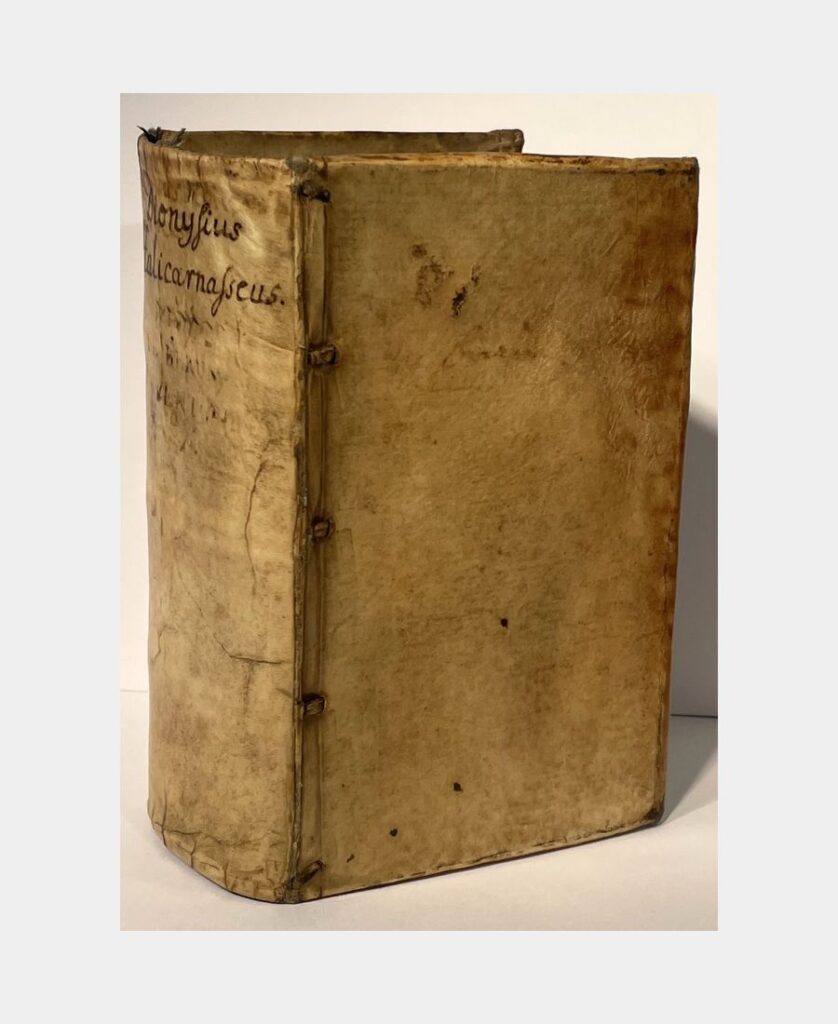 (Denys d'HALICARNASSE) Dionysii Halicarnassei. Antiquitatum Rom. Libri XI. Ab Aemilio Porto recens & post aliorum interpretationes latinè redditi. Relié à la suite : De Rerum inventoribus scriptores varii. Prosa et carmine. par Denys d'HALICARNASSE - Photo principale